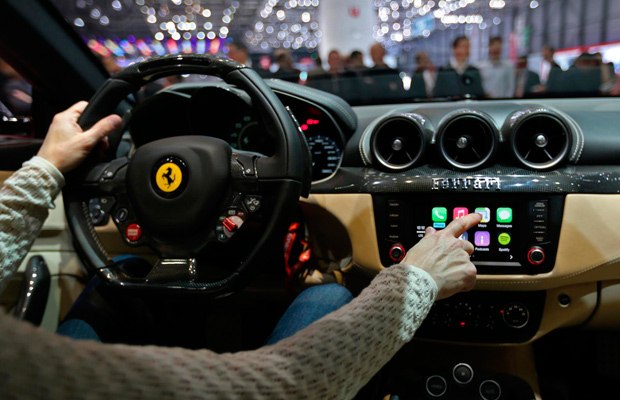 Первым автомобилем на рынке с поддержкой Apple CarPlay стал Ferrari FF
