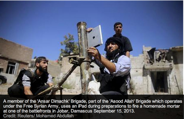 Reuters опубликовало фотографию, на которой сирийские боевики использует iPad в ходе подготовки к огню самодельного миномета