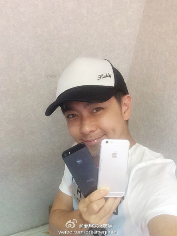 Тайваньский певец сфотографировался с 4,7-дюймовым iPhone 6
