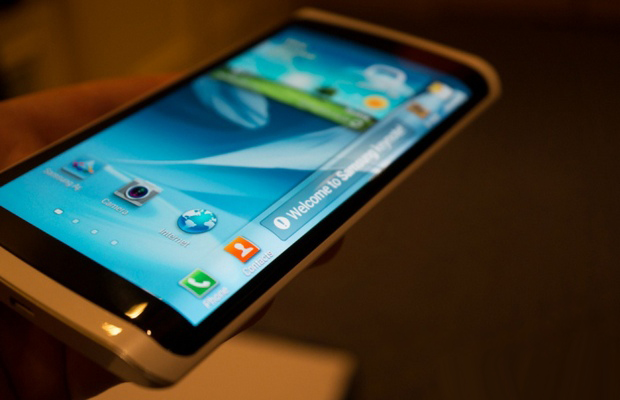 Bloomberg: Samsung планирует выпустить в следующем году смартфон с трехсторонним дисплеем