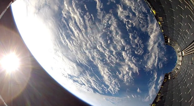 GoPro сняла падение части ракеты Falcon на Землю