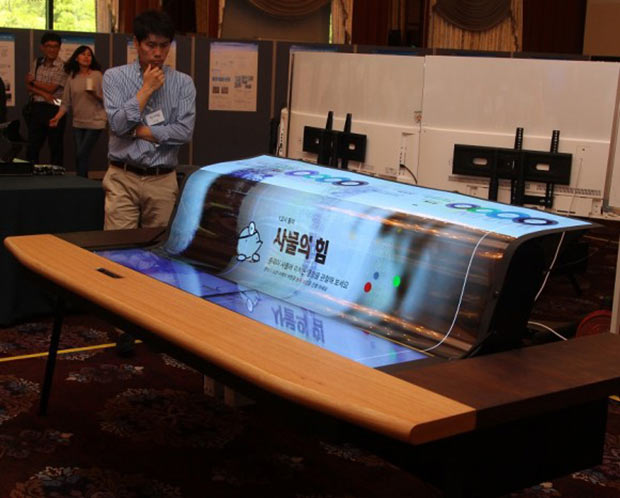 LG представила первый в мире 77-дюймовый гибкий и прозрачный OLED-дисплей