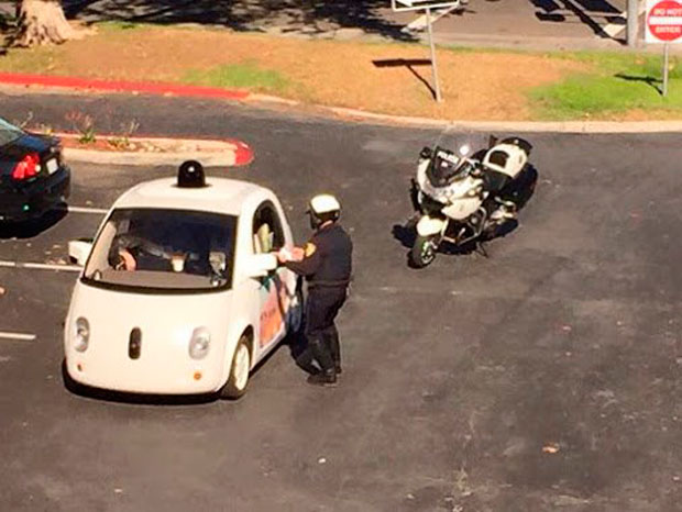Полицейский остановил машину Google на автопилоте