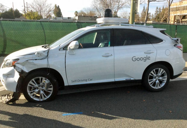 Камеры засняли, как робомобиль Google попал в ДТП