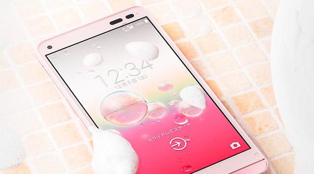Kyocera выпустила первый в мире смартфон, который можно мыть с мылом