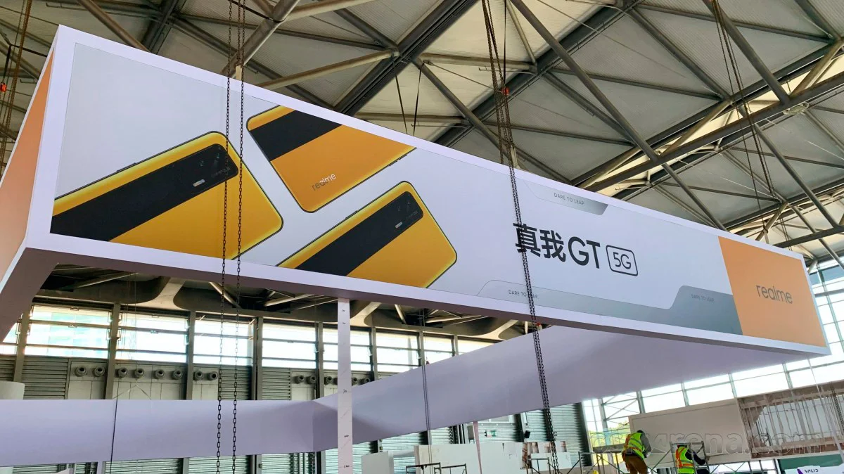 Смартфон Realme GT 5G украшает стенд на выставке MWC Shangai