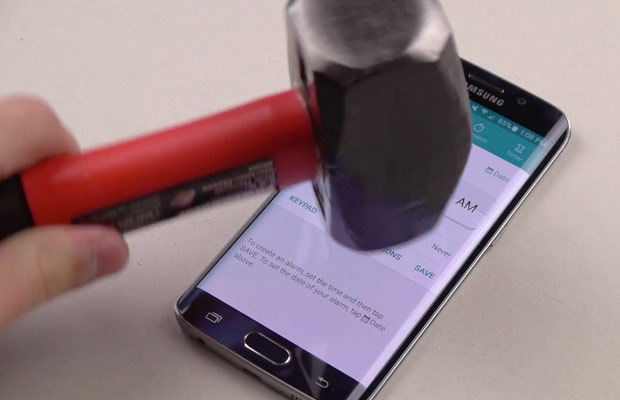 Блогер испытал Samsung Galaxy S6 Edge молотком и ножом