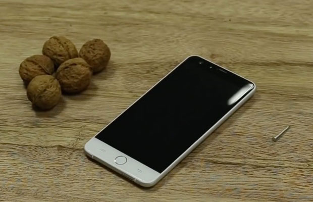 Можно ли смартфоном колоть орехи и забивать гвозди