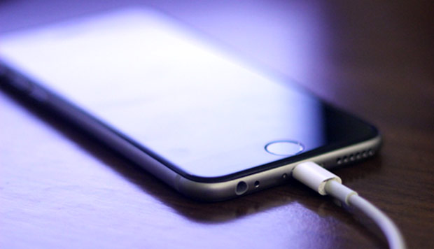 Девушка умерла от удара током во время подзарядки iPhone 6