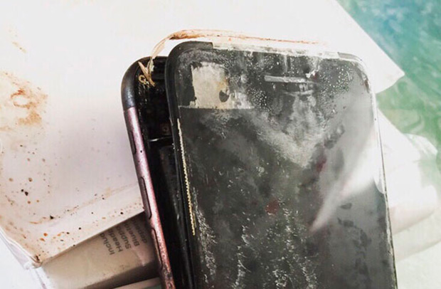 IPhone 7 взрывается: расстроенный пользователь продемонстрировал фото