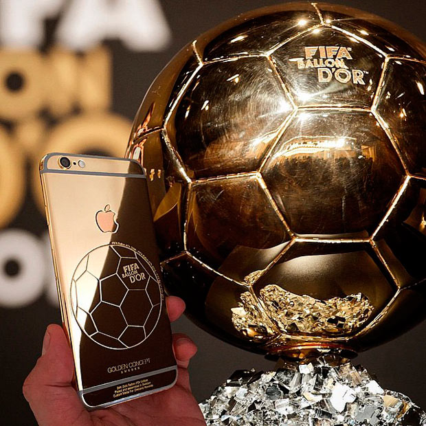 Криштиану Роналду подарили эксклюзивный золотой iPhone 6
