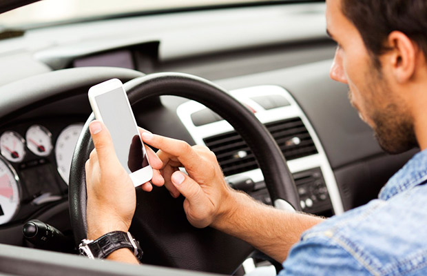 Почему писать SMS за рулем опасно