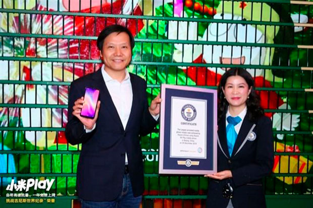 8-метровая елка из 1005 смартфонов Xiaomi Mi Play внесена в Книгу рекордов Гиннеса