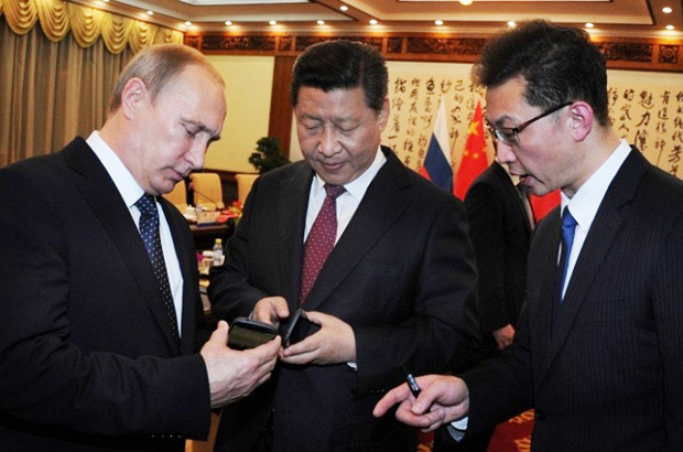 Путин подарил Си Цзиньпину два новых YotaPhone 2