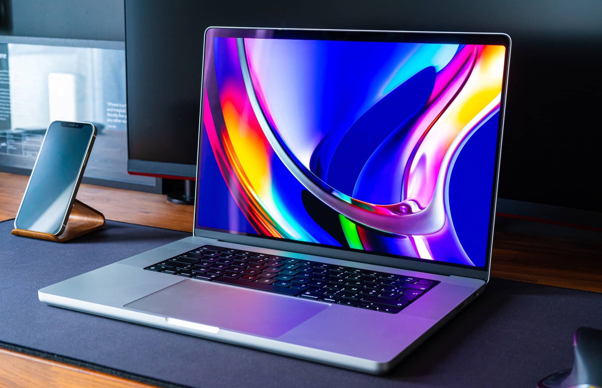 Apple заказала OLED-панели для MacBook у своего главного конкурента
