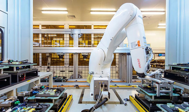 Производитель iPhone заменил 60 000 сотрудников роботами