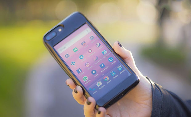 Представлен чехол для iPhone со встроенным Android-смартфоном