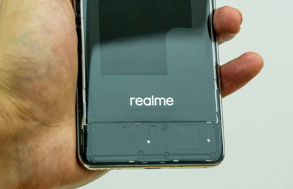 Realme випустить прозорий смартфон