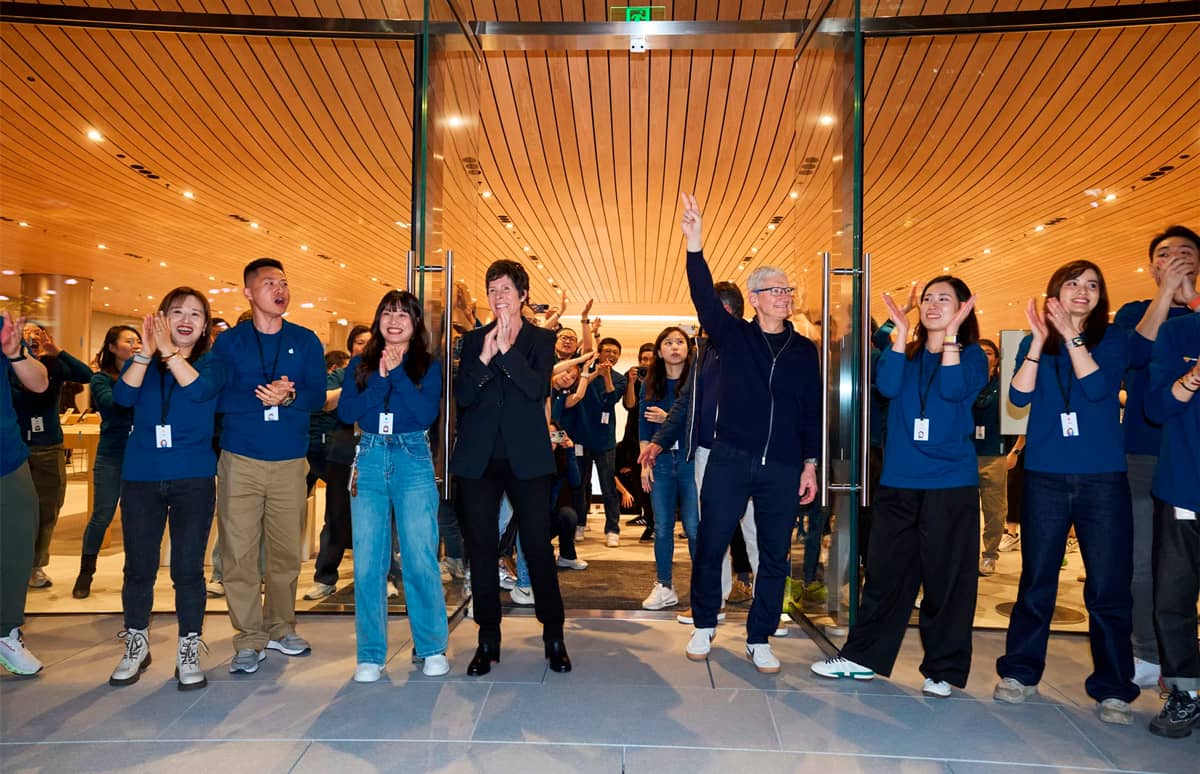 Тім Кук особисто відкрив другий за величиною магазин Apple Store у Шанхаї