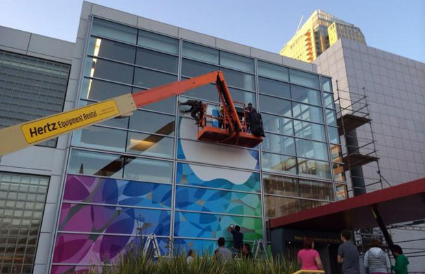 Apple начала подготовку к 22 октября, развешивая тематические баннеры на стенах своего кампуса