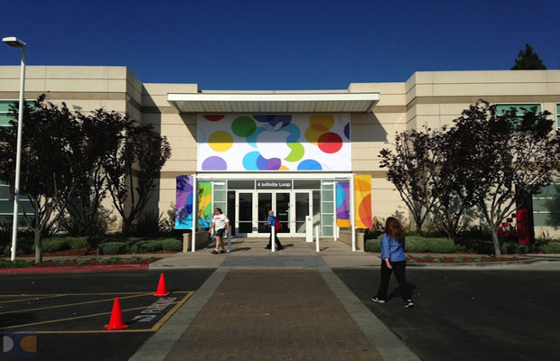 В преддверии презентаций новых iPhone, Apple украсила разноцветными баннерами свой кампус