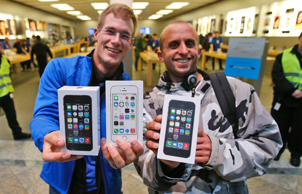Четвертая волна продаж iPhone 5s и iPhone 5с начнется 15 ноября. Украины и Белоруссии нет и здесь