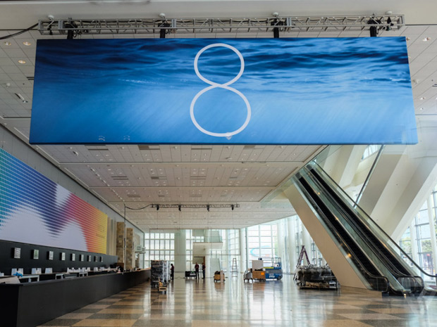 Apple украшает место проведения конференции WWDC баннерами с цифрой «8»