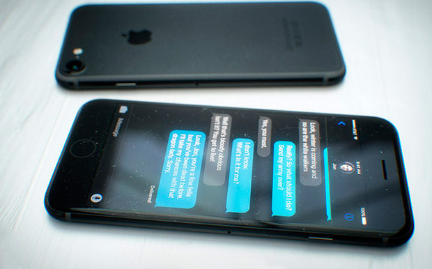 Концепт почти черного iPhone 7 с черной темой