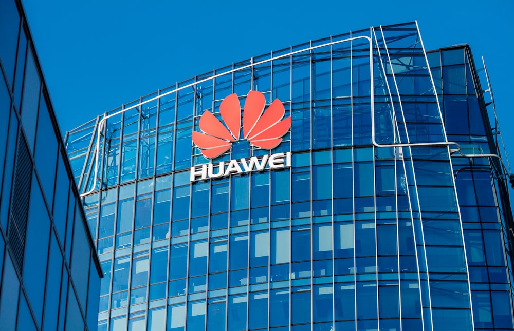 Huawei запатентовала уникальный смартфон со сворачивающимся дисплеем