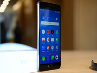 Meizu может выпустить смартфон с двумя дисплеями