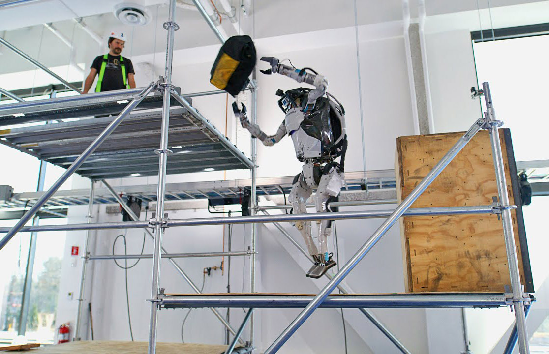 Boston Dynamics показала, как робот Atlas может помогать строителям