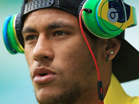 FIFA запретила игрокам носить наушники Beats во время ЧМ-2014
