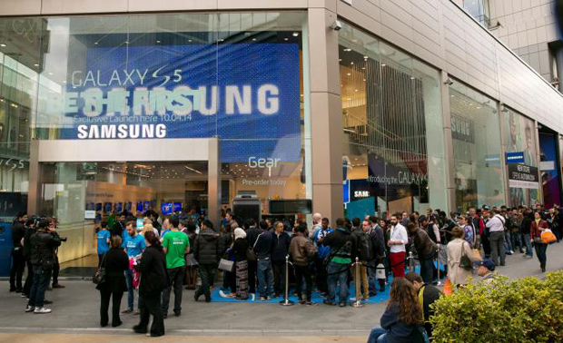 Продажи Samsung Galaxy S5 в первый день на 30% превысили продажи S4