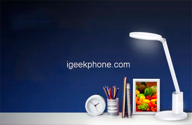 Huawei выпустила безопасную настольную лампу Smart Select Desk Lamp 2
