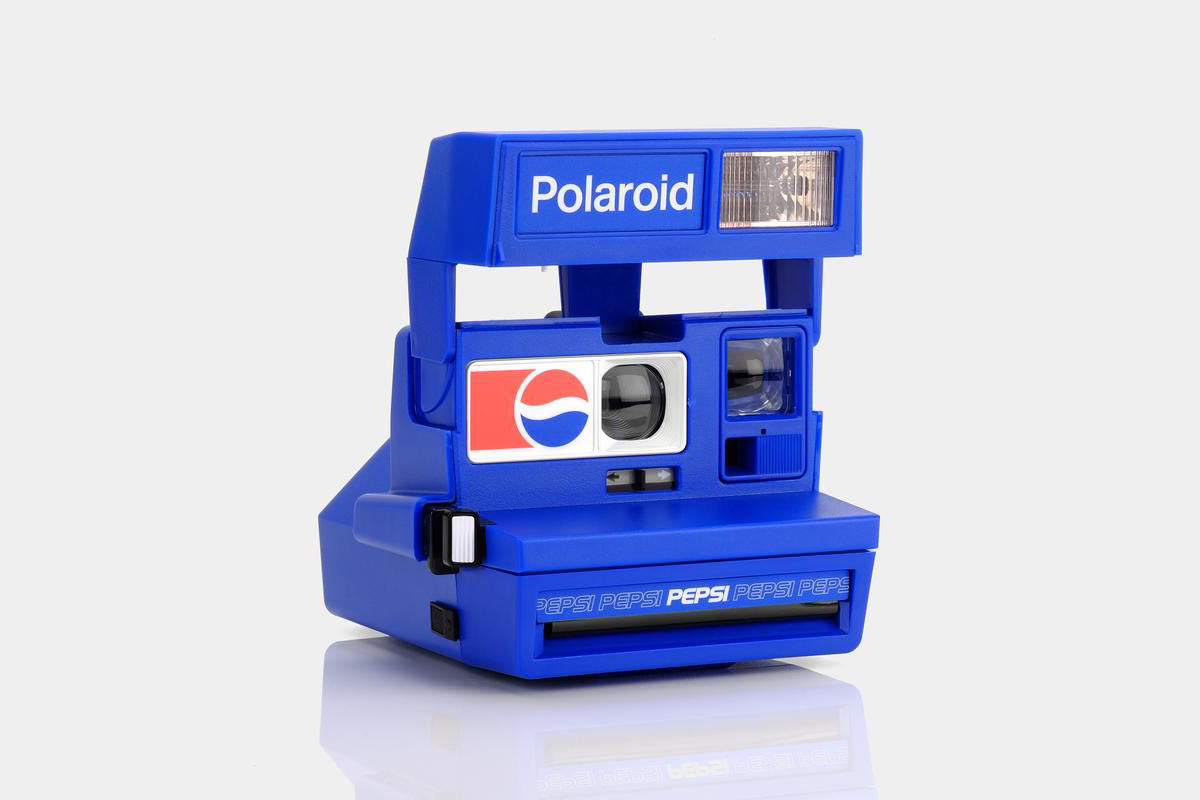 Моментальная камера Polaroid вышла в фирменной расцветке Pepsi