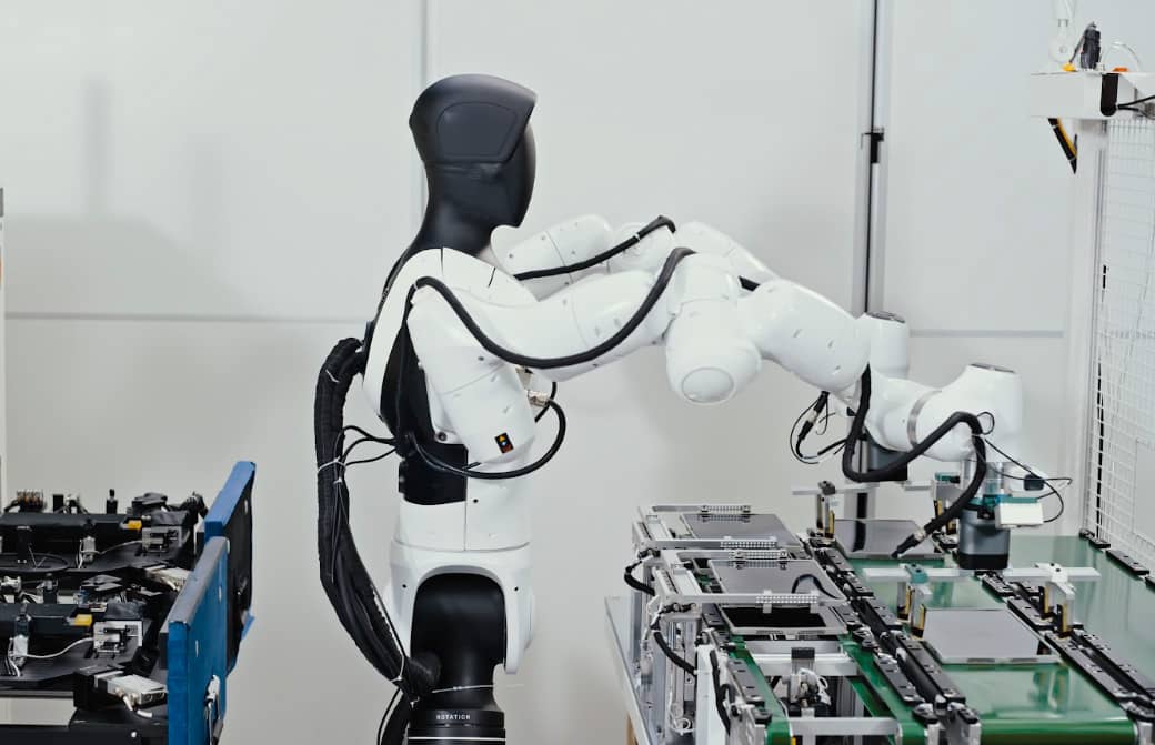 AgiBot и Longcheer запускают первую в мире промышленную систему самообучающихся роботов