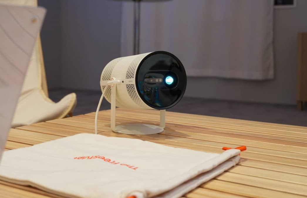 Samsung выпустила обновленный портативный проектор The Freestyle: он получил One UI, HDR10 и функции на базе ИИ