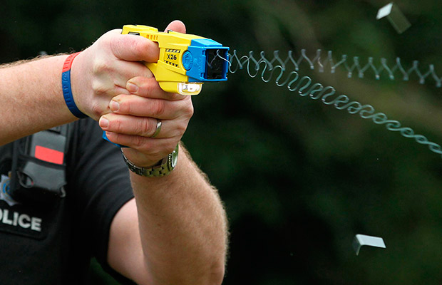 Пистолет-электрошокер стреляет с заботливостью о здоровье