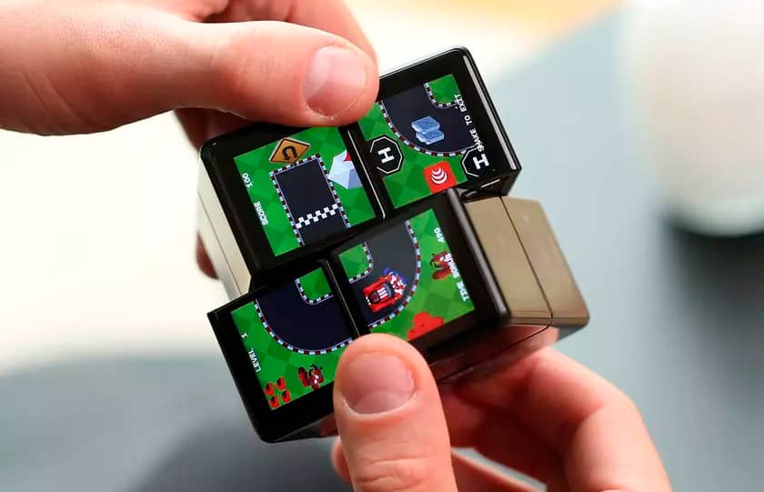 Представлен умный кубик Рубика Rubik’s WOWCube с 24 подвижными LCD-дисплеями