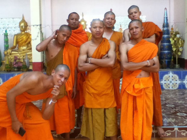 Турист, утерявший iPod, получил уже более 350 фото буддийских монахов
