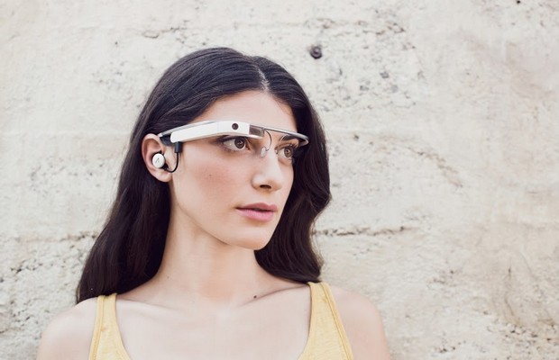 Google показала второе поколение Google Glass с моно наушником