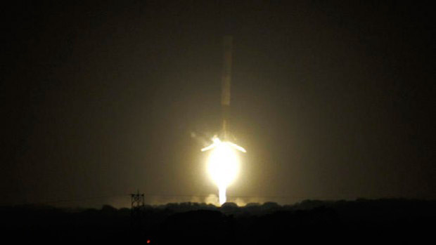 SpaceX впервые удалось осуществить успешную посадку нижней ступени многоразовой ракеты