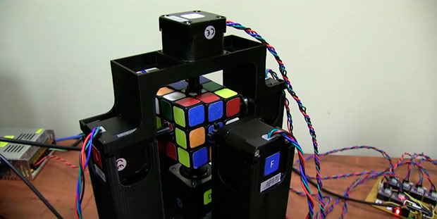 Робот собирает кубик Рубика за 1 секунду