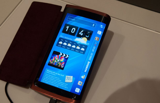 Samsung представит свой первый смартфон с изогнутым дисплеем в следующем месяце
