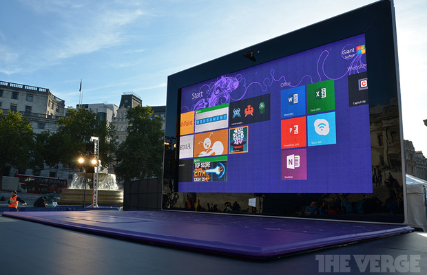 Microsoft установила гигантскую копию планшета Surface 2 в центре Лондона