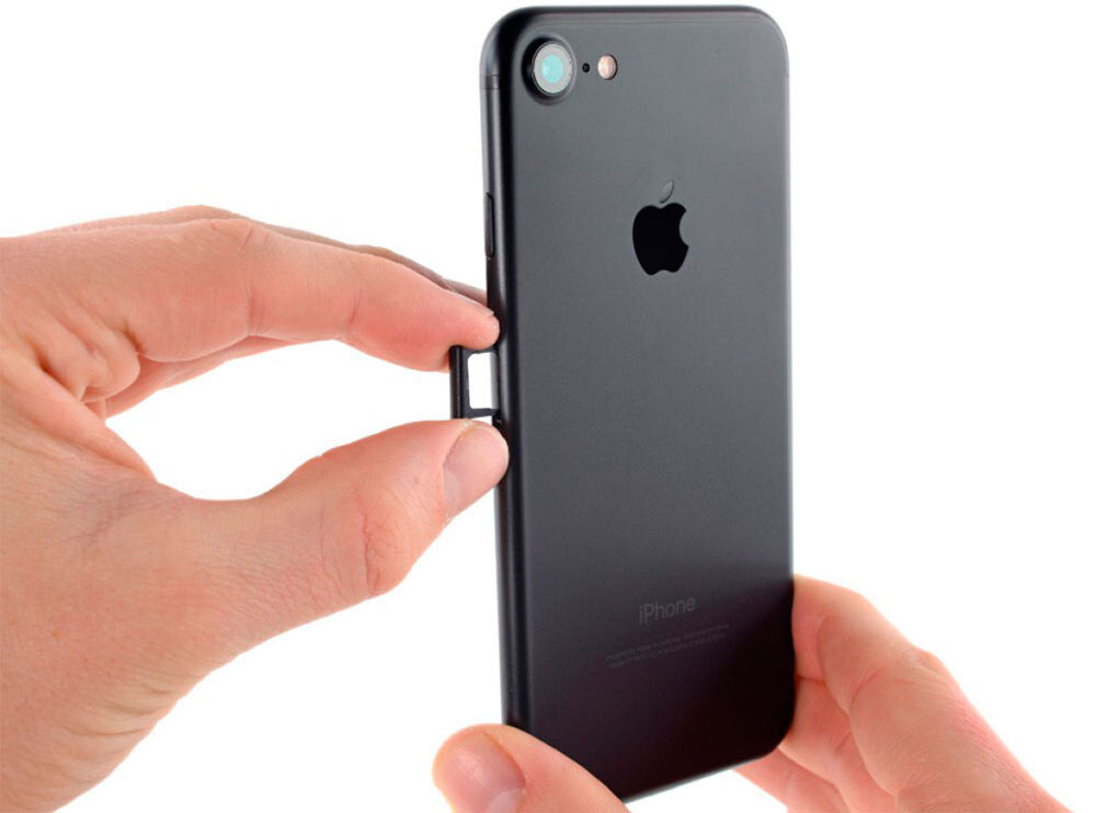 Первый iPhone мог выйти на рынок без слота для карт SIM