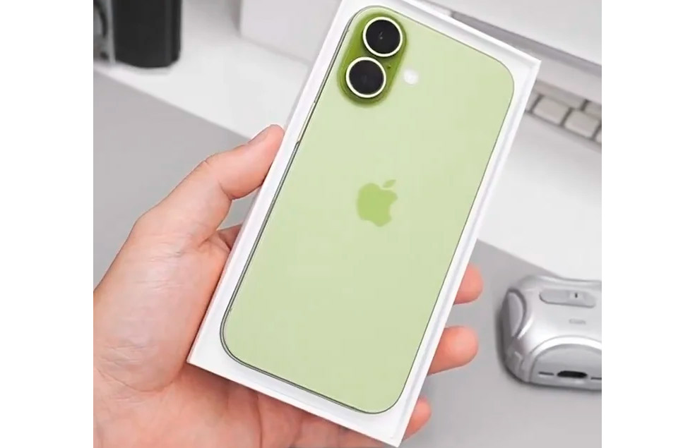 Опубликованы живые фото iPhone 17 в насыщенном фиолетовом и ярко-зеленом цветах