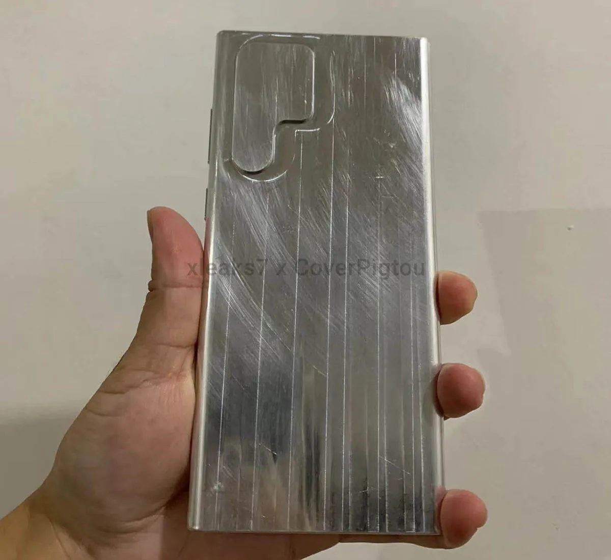 Опубликовано фото алюминиевого макета смартфона Samsung Galaxy S22 Ultra