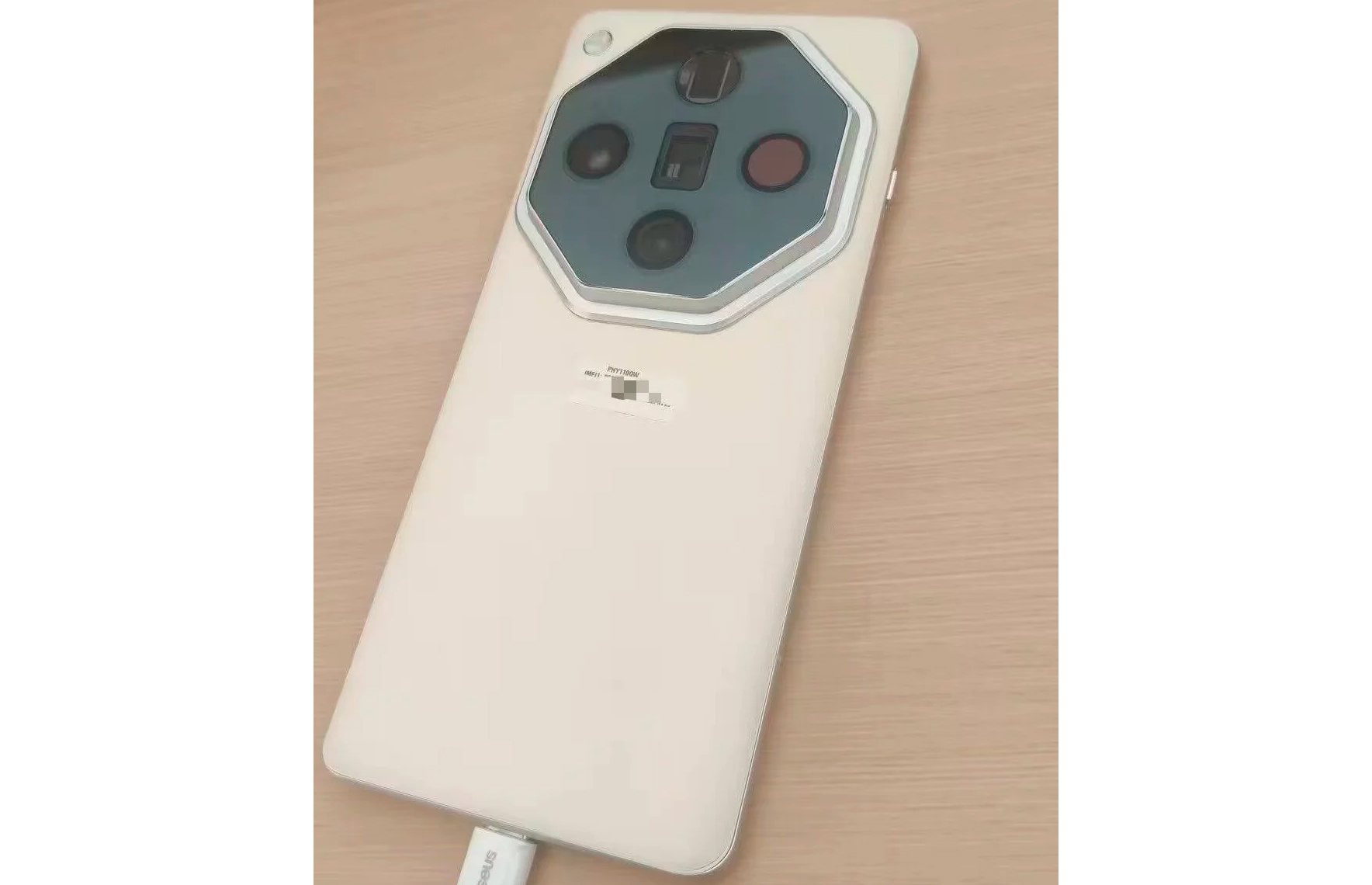 Слито фото прототипа смартфона Oppo Find X7 Pro