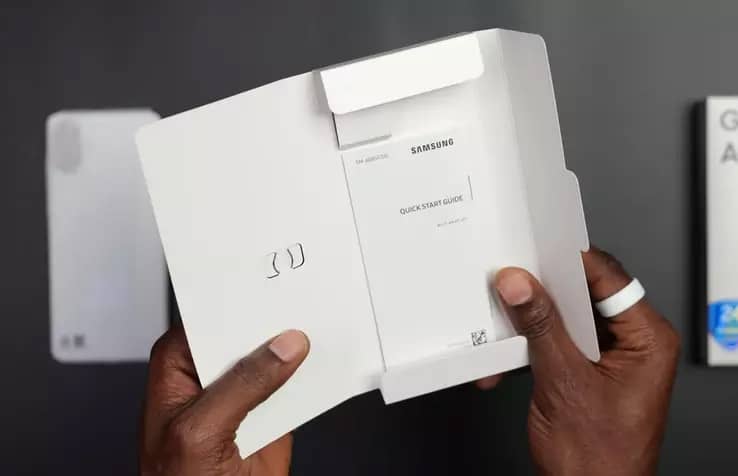 Samsung начала продавать бюджетные смартфоны без USB-C-кабеля